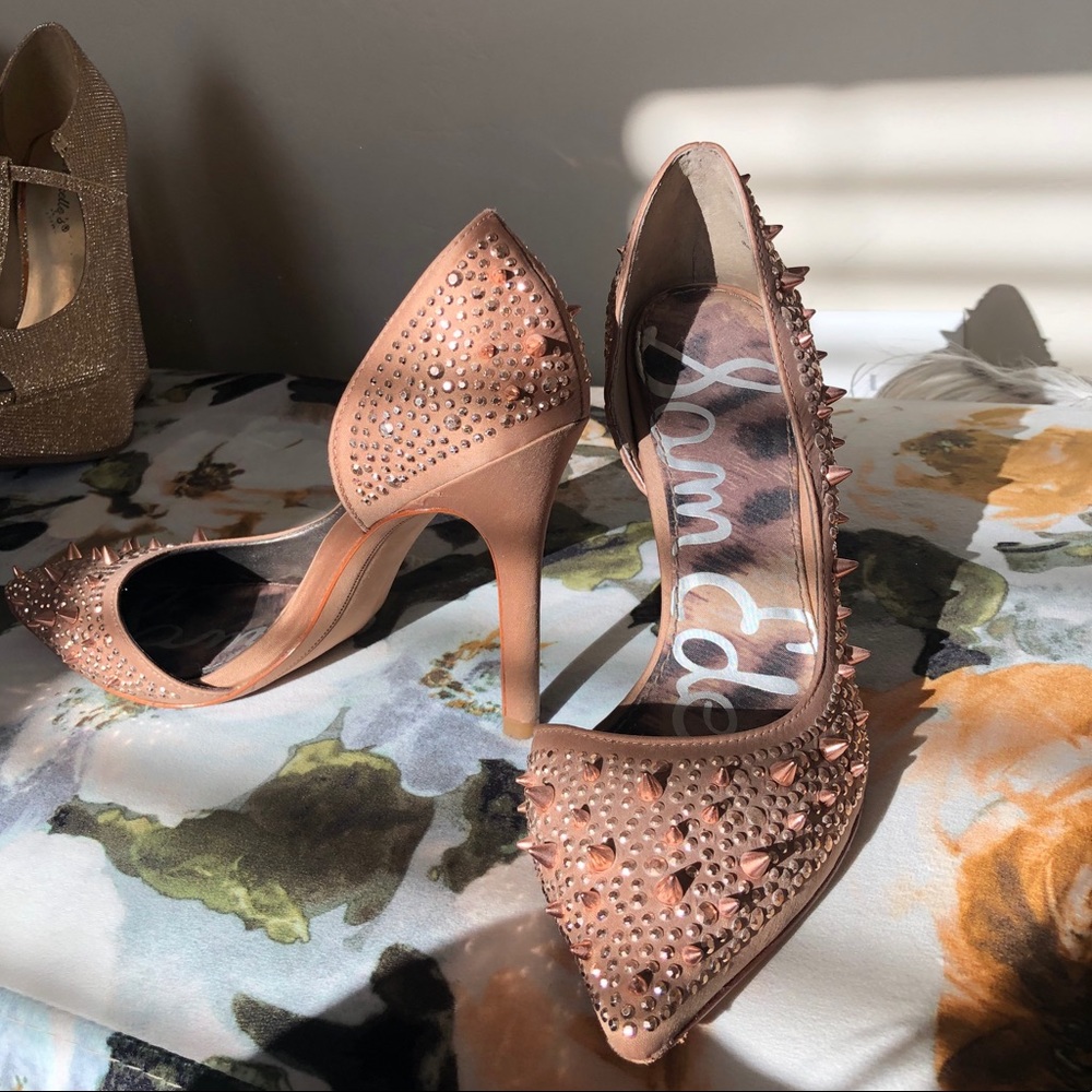 Nude spiked SE pumps